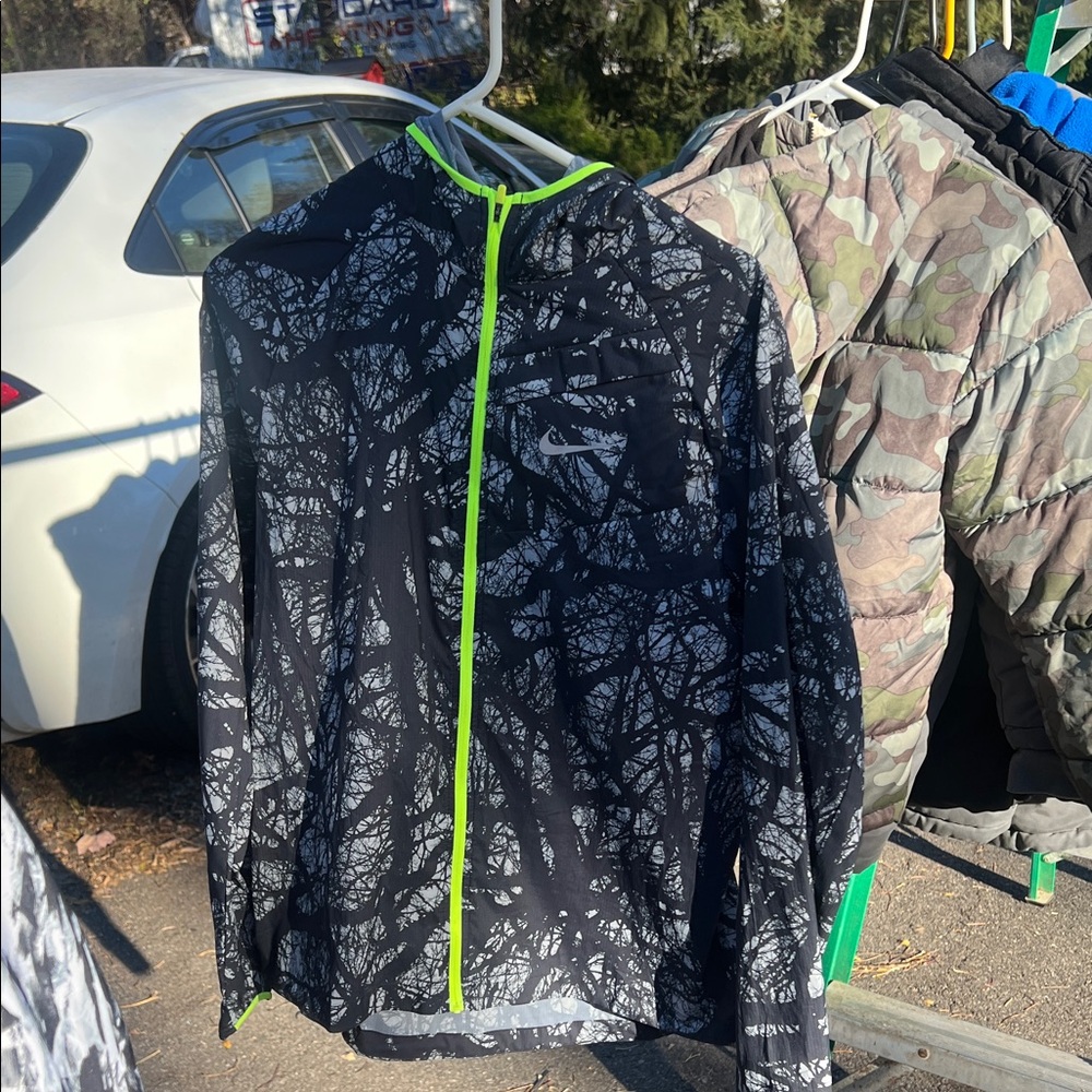 Nike Women’s Shield Running Jacket • Reflective Branch Print • Size M